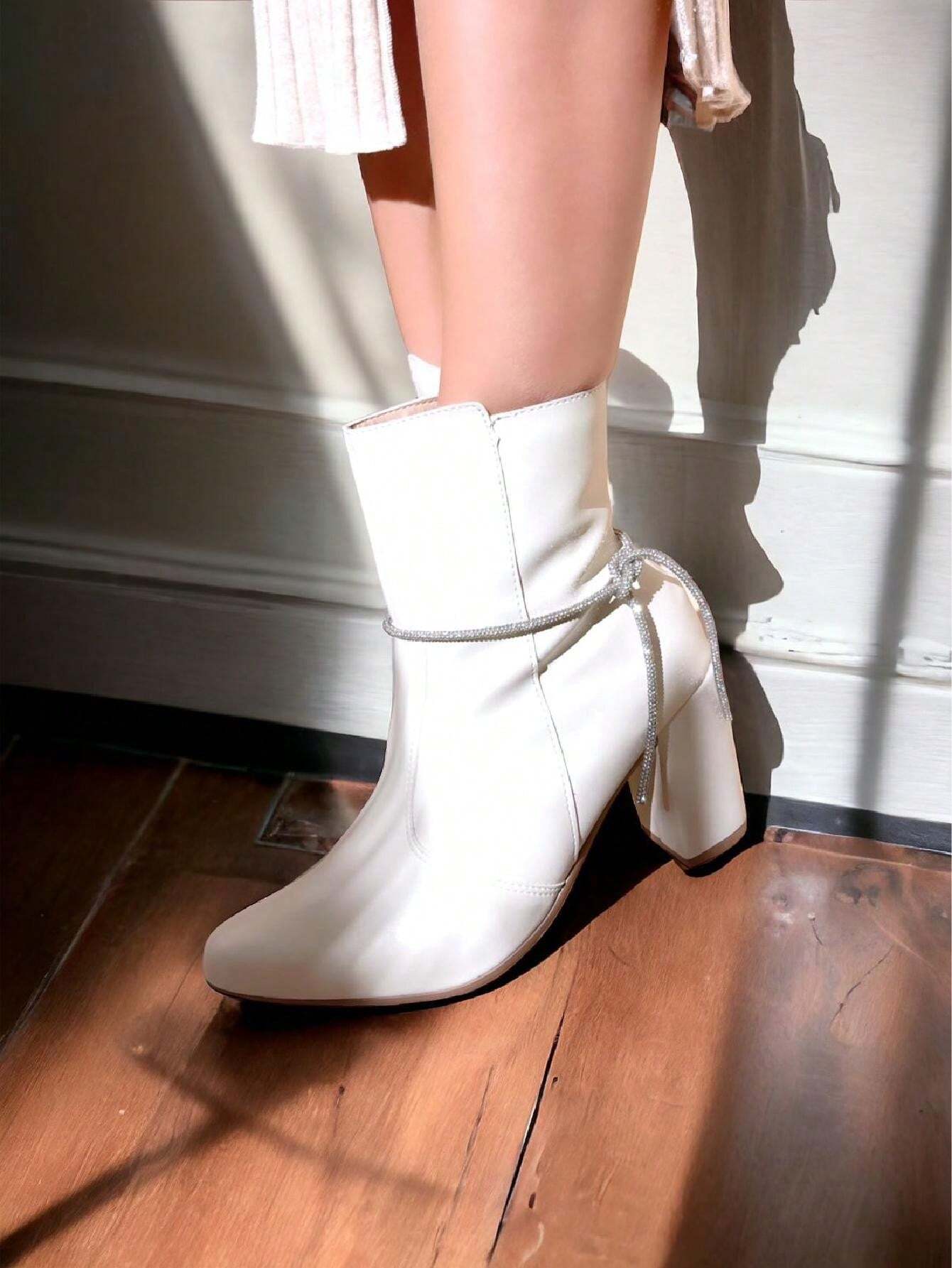 Bota Feminina Bico Fino Salto Grosso Branco