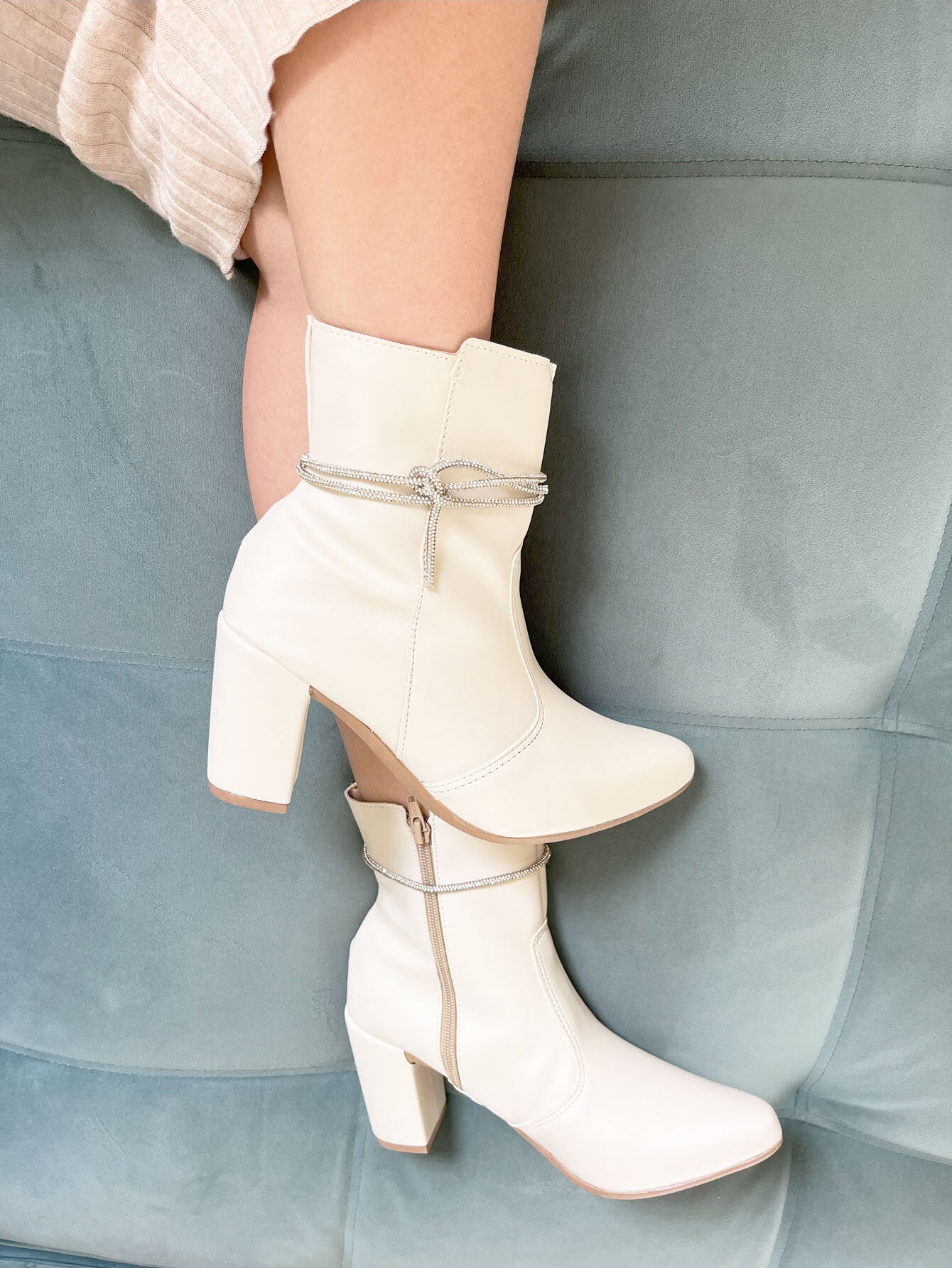 Bota Feminina Bico Fino Salto Grosso Branco