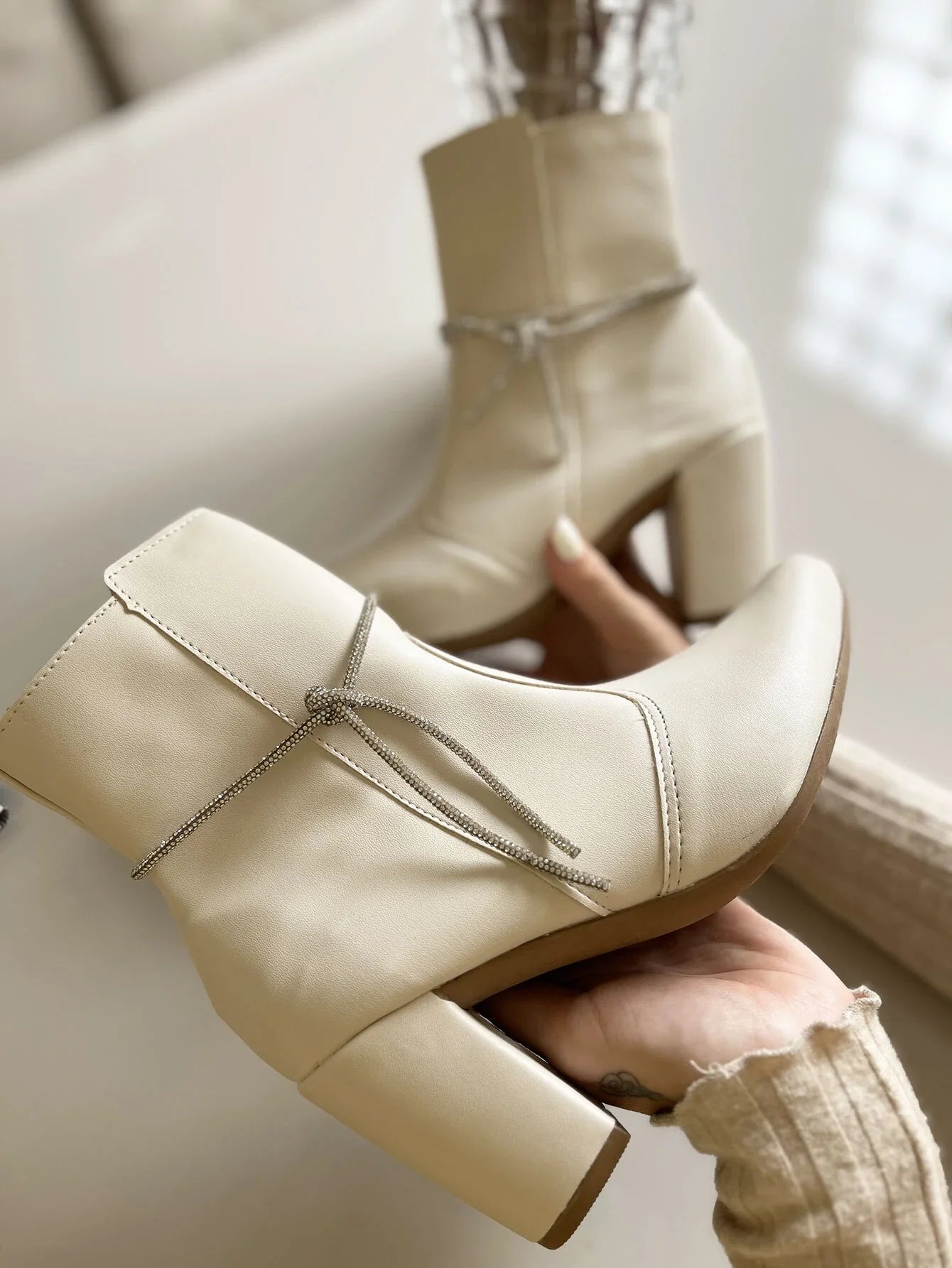 Bota Feminina Bico Fino Salto Grosso Branco