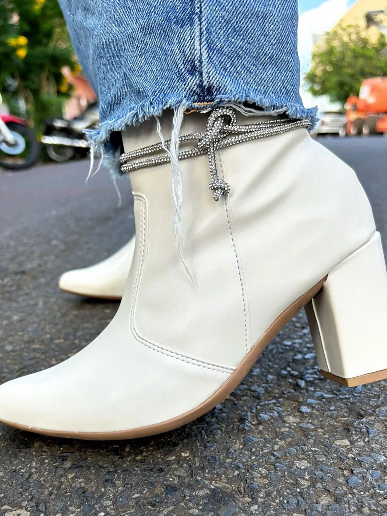 Bota Feminina Bico Fino Salto Grosso Branco