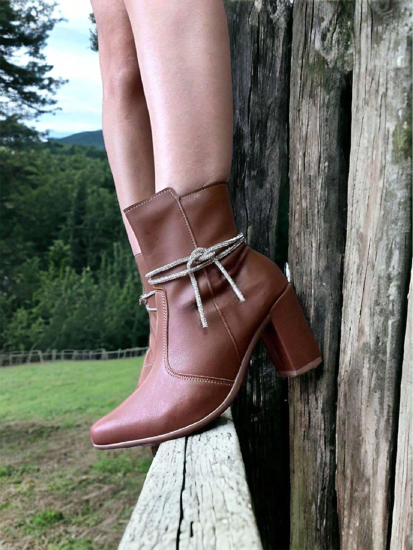 Bota Feminina Bico Fino Salto Grosso Caramelo