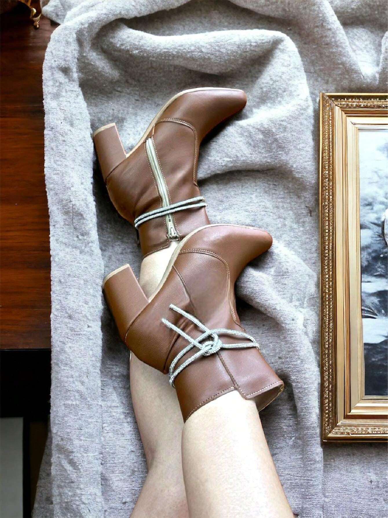 Bota Feminina Bico Fino Salto Grosso Caramelo