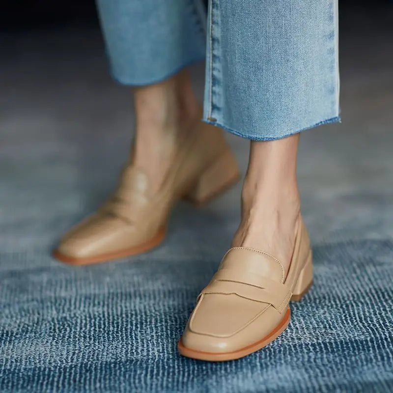 Mocassim Feminino de Couro de Salto Baixo