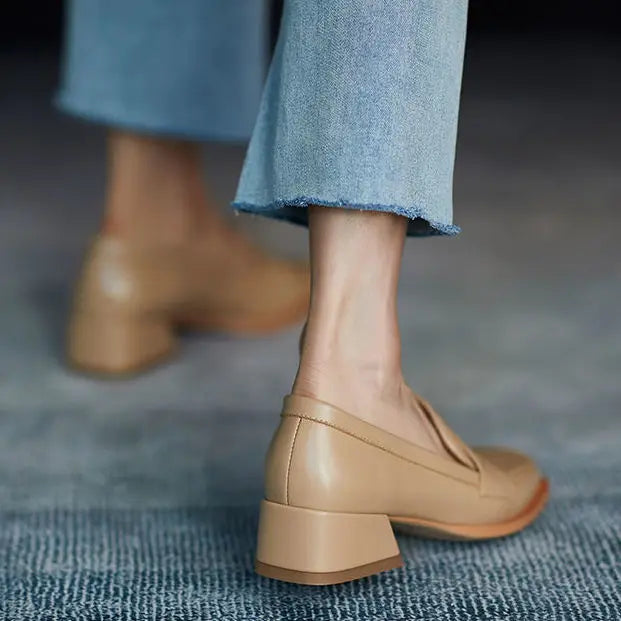 Mocassim Feminino de Couro de Salto Baixo