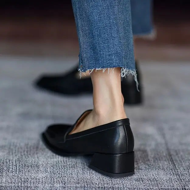 Mocassim Feminino de Couro de Salto Baixo