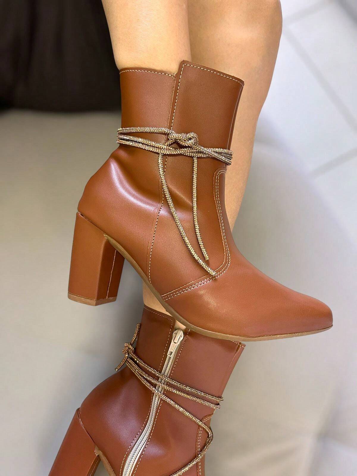 Bota Feminina Bico Fino Salto Grosso Caramelo