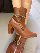 Bota Feminina Bico Fino Salto Grosso Caramelo