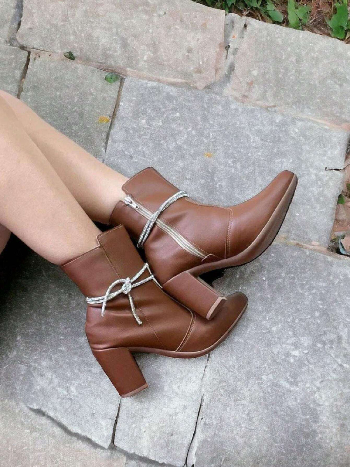 Bota Feminina Bico Fino Salto Grosso Caramelo