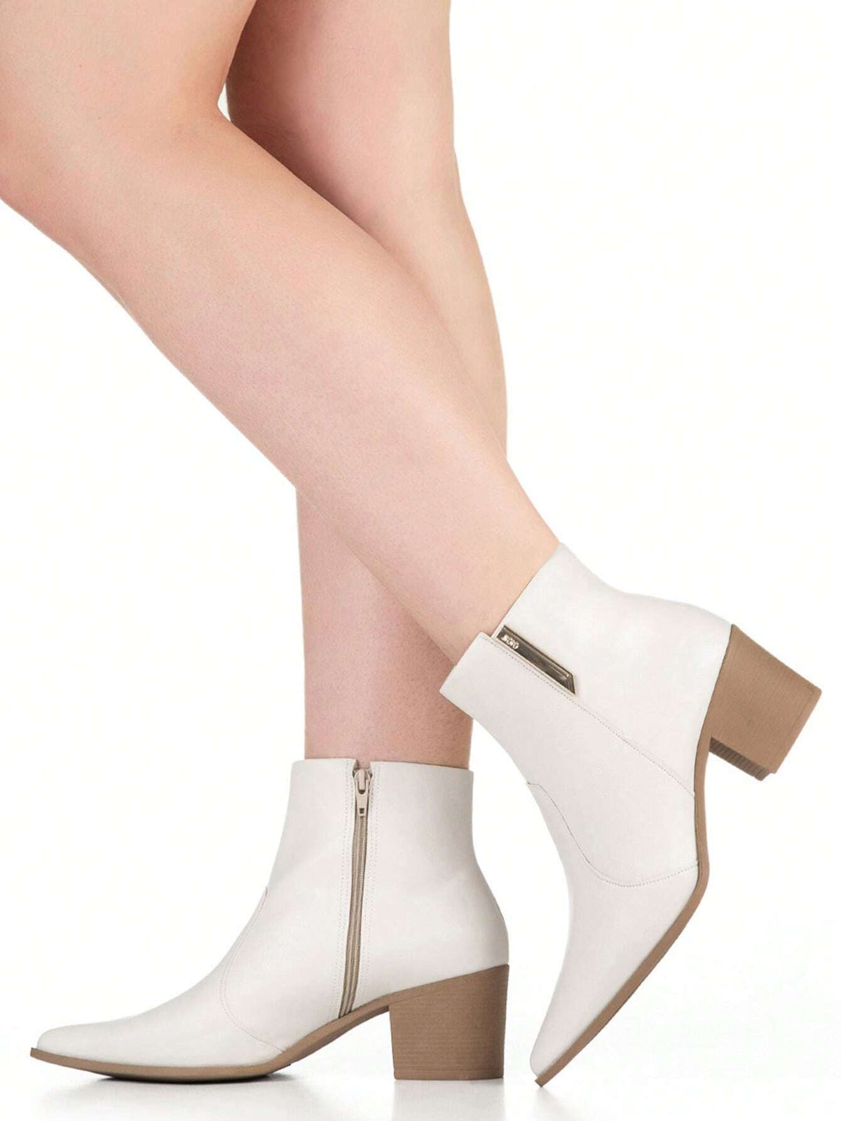 Bota Feminina Salto Médio Grosso Bico Fino
