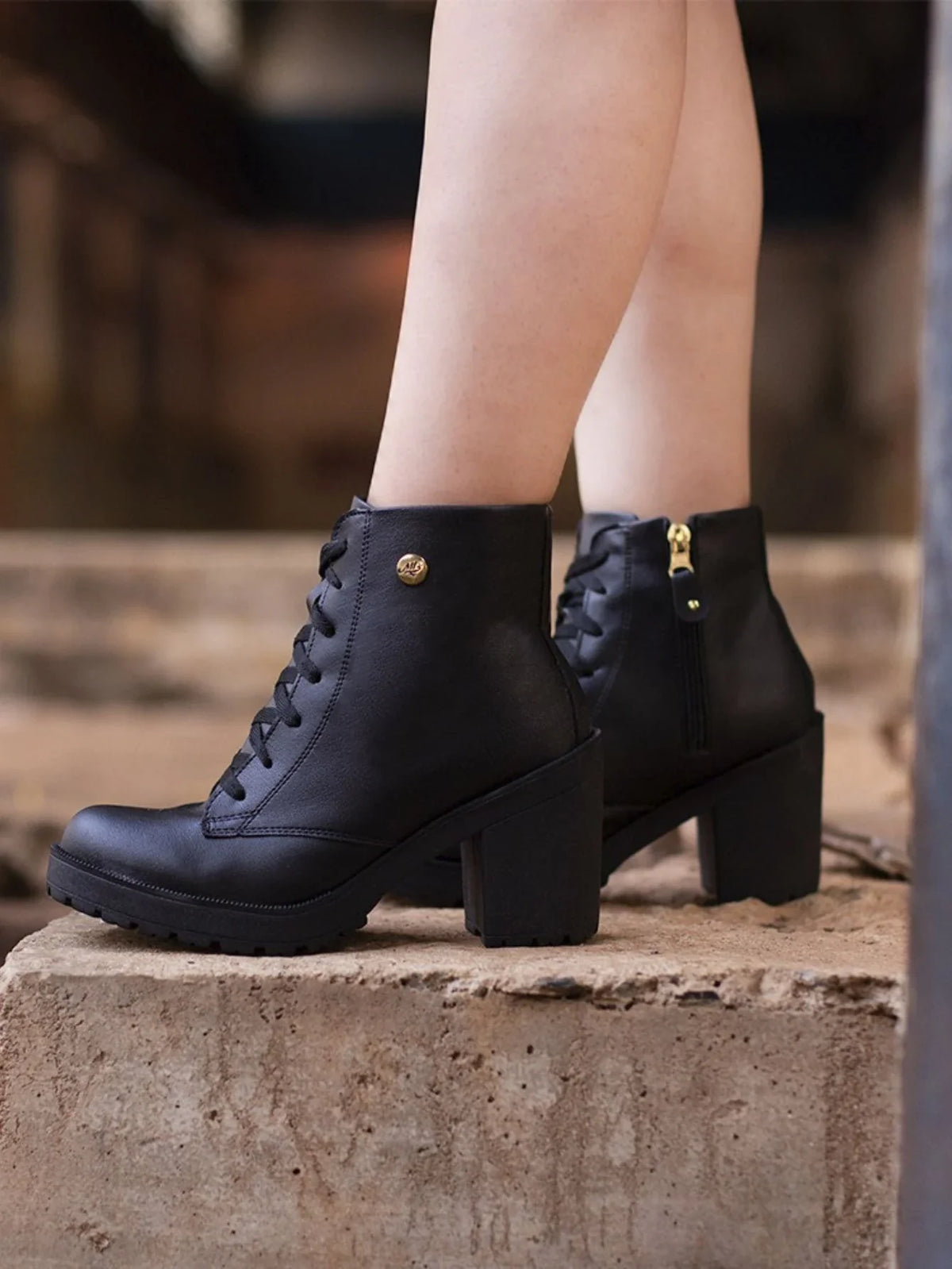 Bota Feminino Cano Curto Coturno Salto Preto