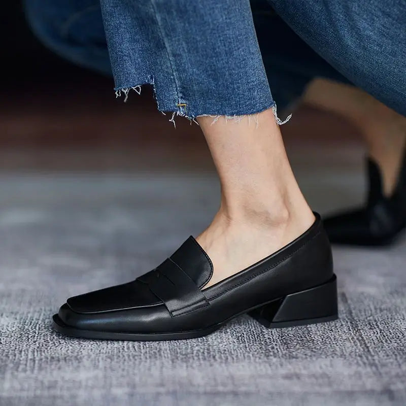 Mocassim Feminino de Couro de Salto Baixo
