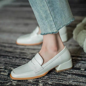 Mocassim Feminino de Couro de Salto Baixo