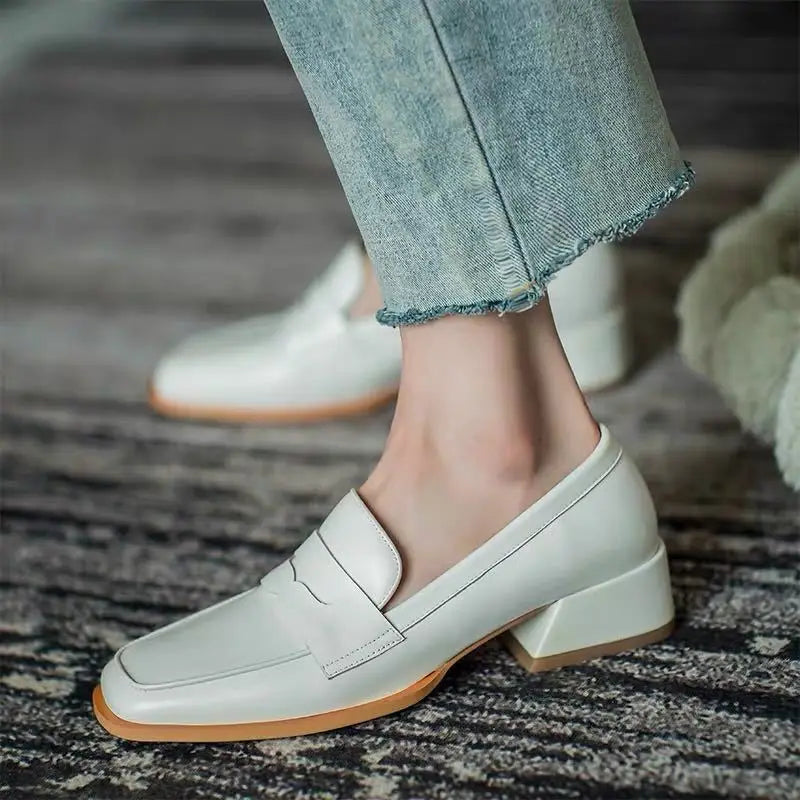 Mocassim Feminino de Couro de Salto Baixo