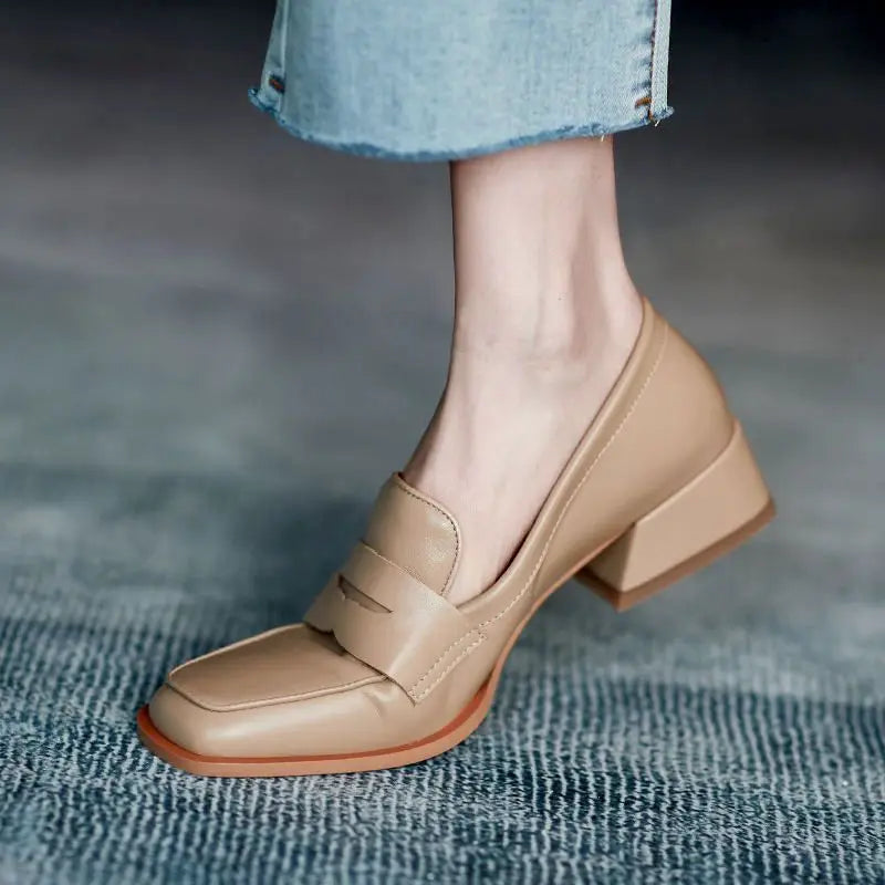 Mocassim Feminino de Couro de Salto Baixo